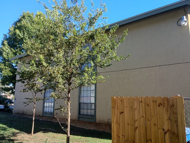 Building Photo - Room in Apartment on Starcrest Dr