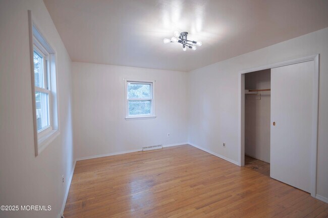 Building Photo - 585 Shady Ln