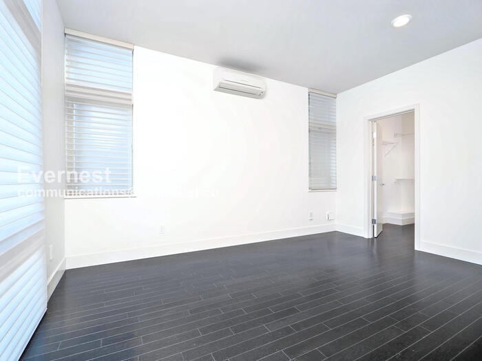 Building Photo - 2618 Eastlake Ave E