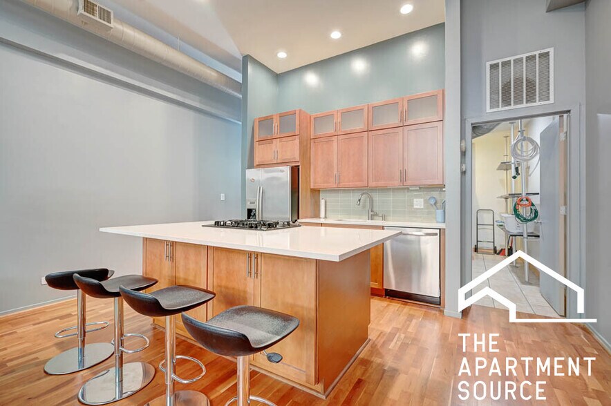 Building Photo - 1760 W Wrightwood Ave