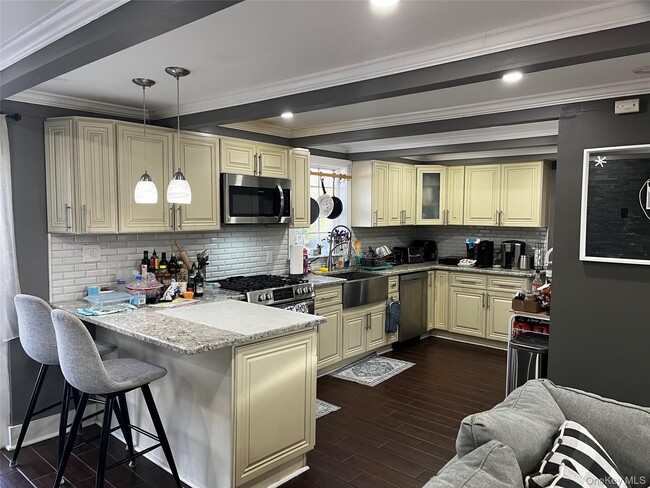 Building Photo - 47 University Heights Dr