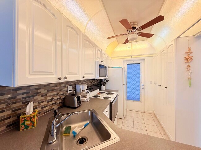 Building Photo - 470 Paradise Isle Blvd