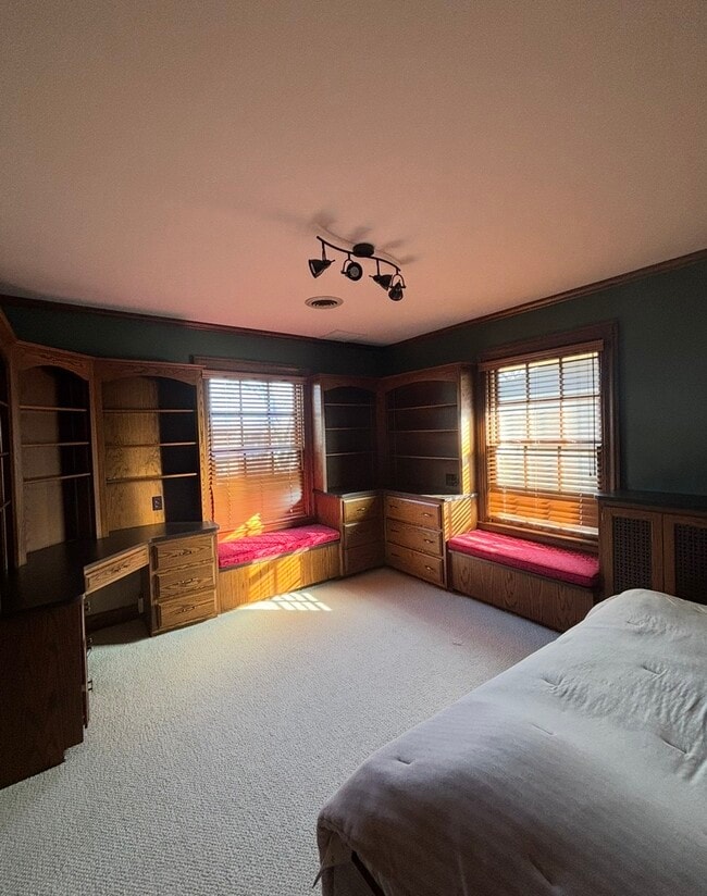 Building Photo - 310 N Prairie Ave