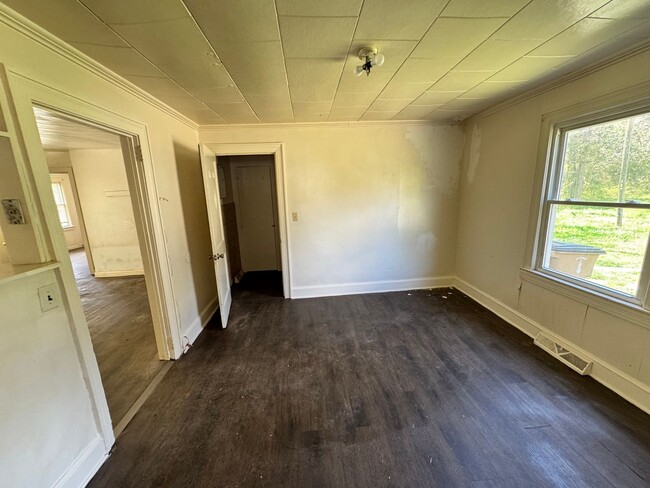 Building Photo - 2/1 with extra space in Uptown Shelby, NC