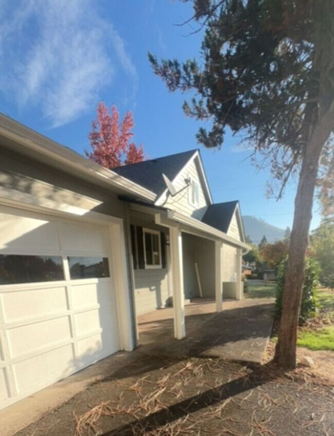 Building Photo - 4BED2BATH - GARAGE, HEAT PUMP AC, BACK YAR...