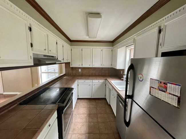 Building Photo - 2 Bed 2.5 Bath Townhome available in Ridge...