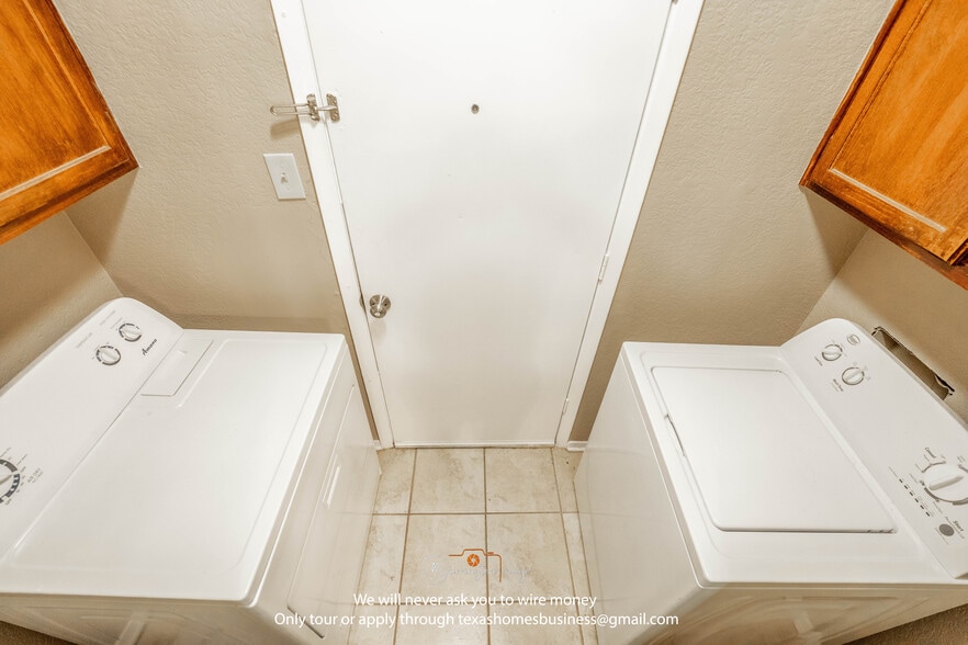 Laundry room plus entry to Garage - 1811 San Rafael St