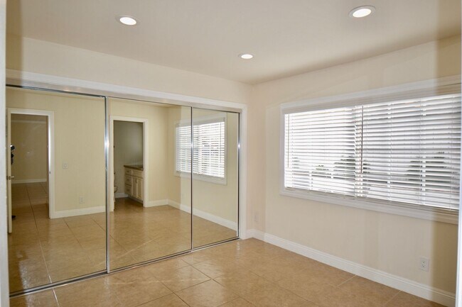 Building Photo - Ground Level Home La Jolla Village! Washer, Dryer, Parking, Upgraded Appliances! Walk to beaches!