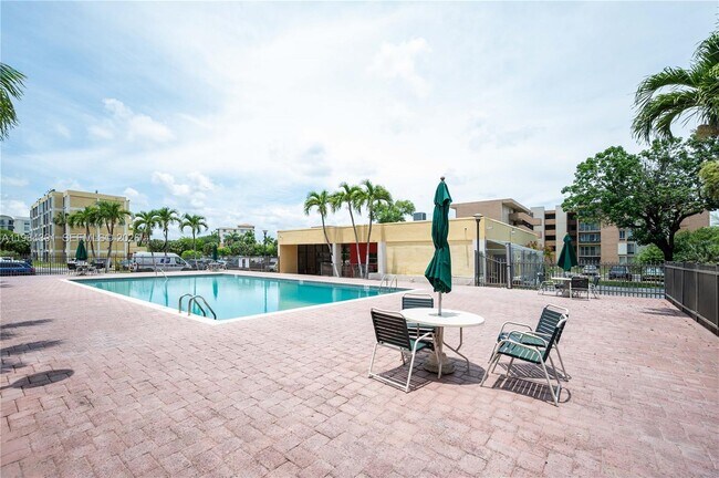 Building Photo - 9220 Fontainebleau Blvd
