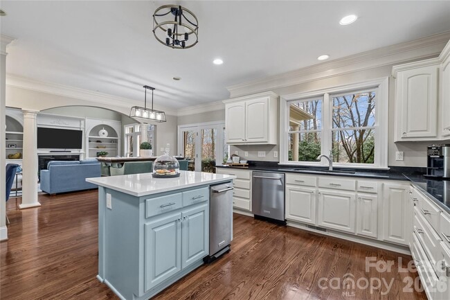 Building Photo - 1009 Honors Ct