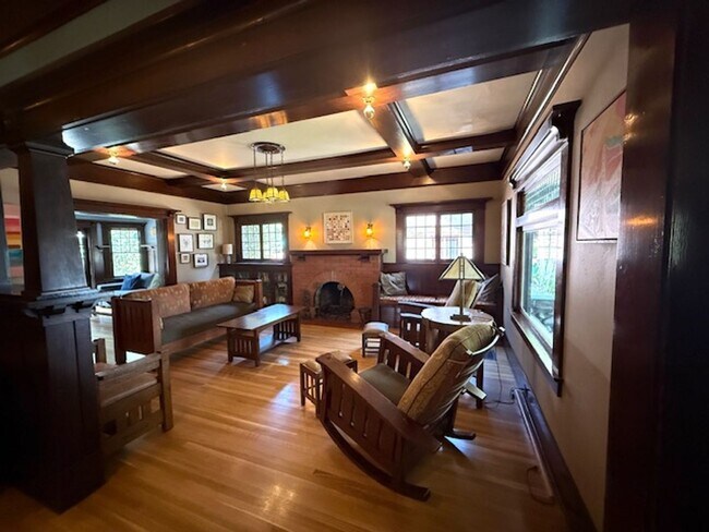 Building Photo - Furnished Craftsman Home - Pool, Entertain...