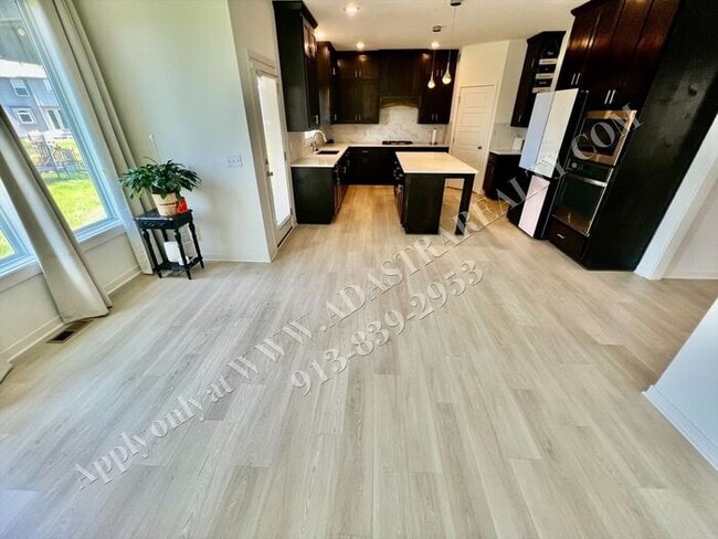 Building Photo - Beautiful 4 Bed 3.5 Bath Home in Olathe-Av...