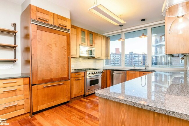 Building Photo - 640 W 237th St