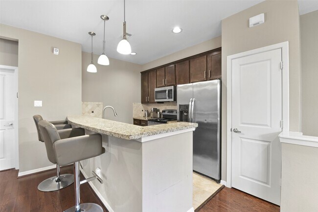 Building Photo - 241 N Lenox St