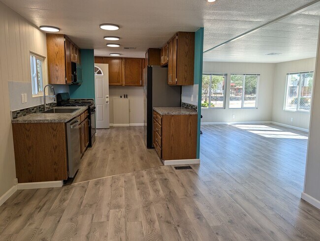 Building Photo - 5737 Klondike Dr