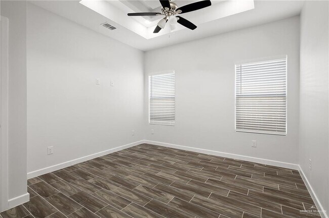 Building Photo - 30 Violet Ave W