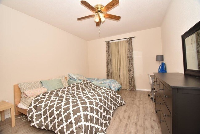 Building Photo - 2400 N Braeswood Blvd