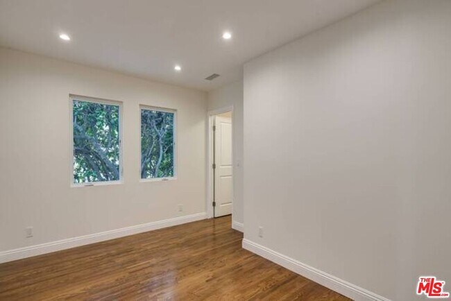 Building Photo - 10634 Wellworth Ave