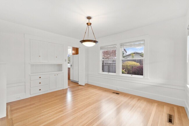 Building Photo - Upper Dimond/Lincoln Highlands Wonderful Craftsman Home!