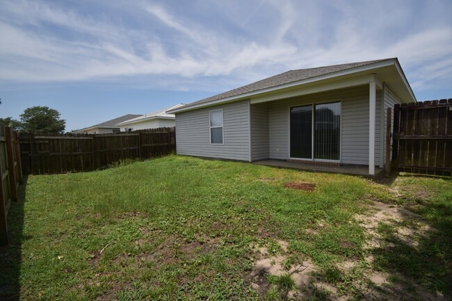 Building Photo - 3 Bedroom, 2 Bath Patio Home with Garage &...