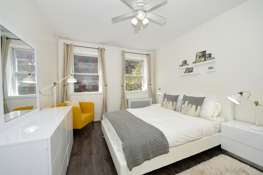 Building Photo - 350 W 38th St