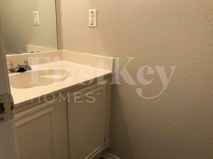 Building Photo - 5704 Creekhollow Dr