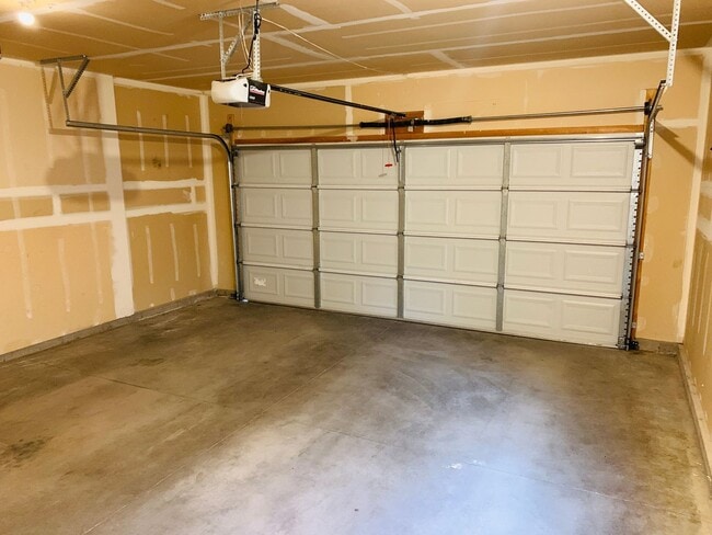 Building Photo - Single Level - 3 Bed - 2 Bath - Pet Friendly