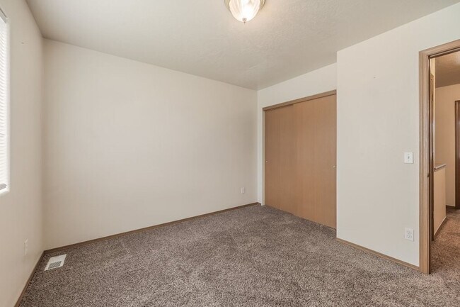Building Photo - 3 bed 2 bath duplex with sprinkler system