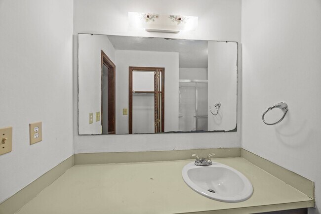 Building Photo - Charming Rental in Central Location