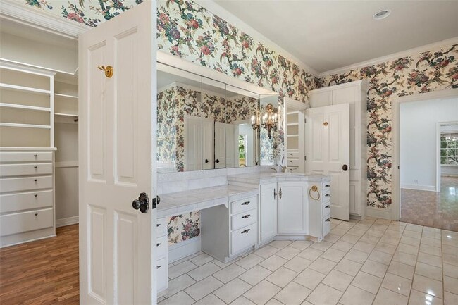Building Photo - 602 Las Lomas Dr
