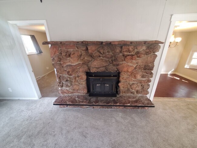 Building Photo - Spacious Ranch Style 4 BR Available in Aug...