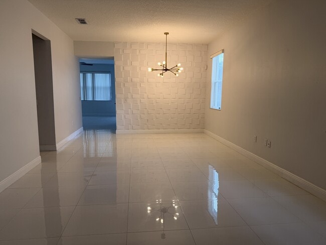 Building Photo - 1112 Pine Ridge Dr