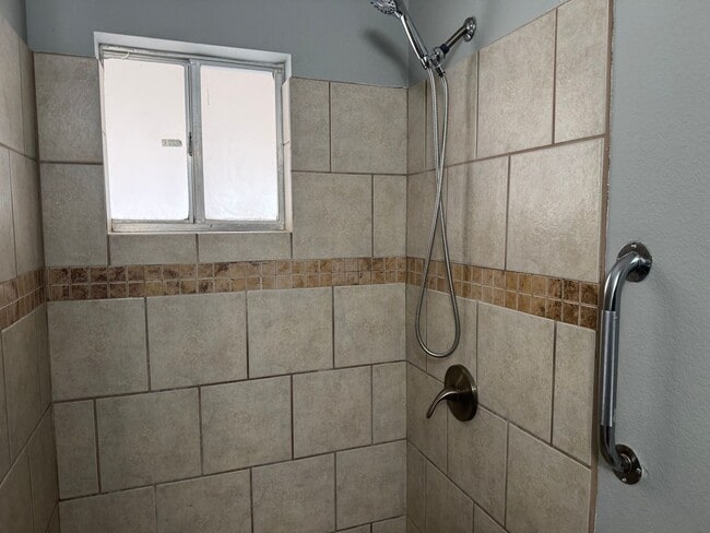 Building Photo - 807 E Southcross