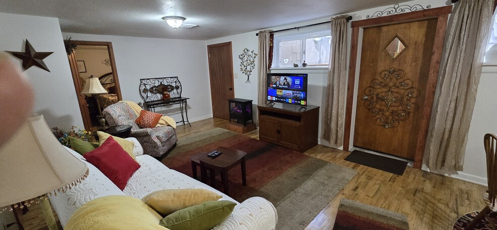 Living room - 206 N Maple St