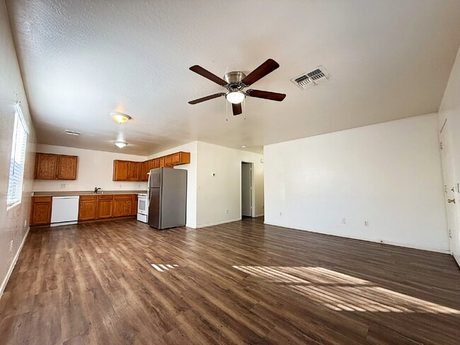 Building Photo - "Spacious 4-Bedroom Townhouse in Prime Phoenix Location – Quiet and Move-in ready!"