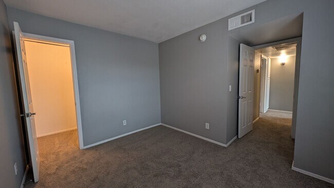 Building Photo - 3 Bedroom Townhome Near W University Dr and S Hardy Dr!