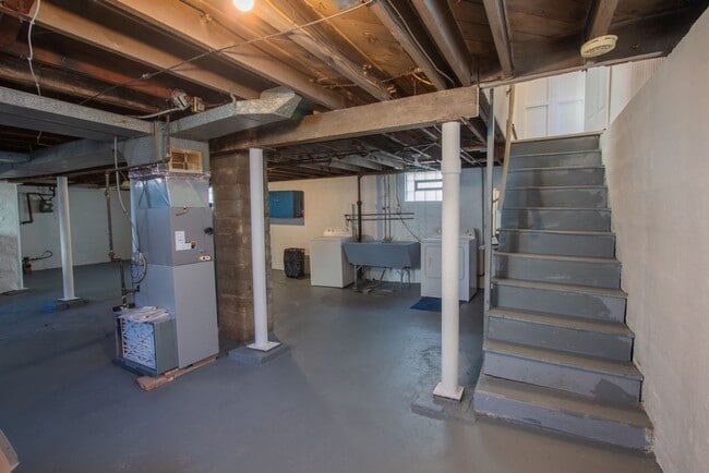 Building Photo - Airbnb Short-Term Rental Cozy two Bedroom one bath ranch style home Mayfield Heights