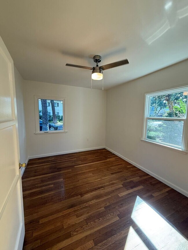 Building Photo - 4131 W Toluca Lake Ave