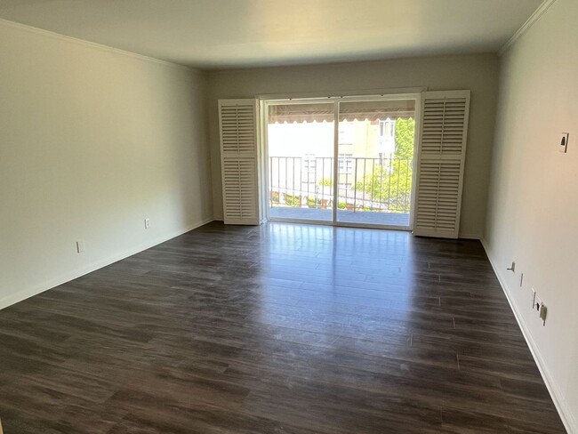 Building Photo - Updated 3 Bed Condo in Myers Park