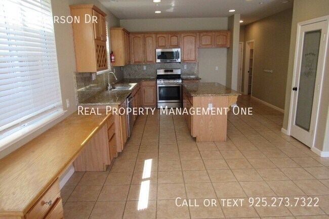 Building Photo - 576 Pearson Dr
