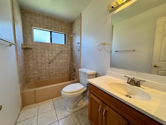 Building Photo - Excellent Location! 4Bed 2Bath Wood Floori...