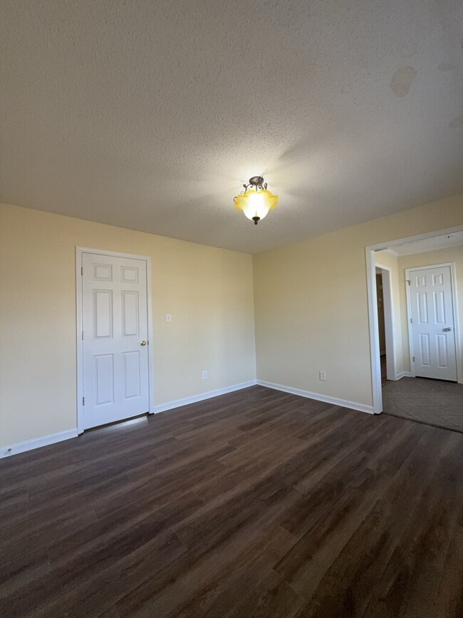 Building Photo - Three Bedroom Two and Half Full Bathroom R...