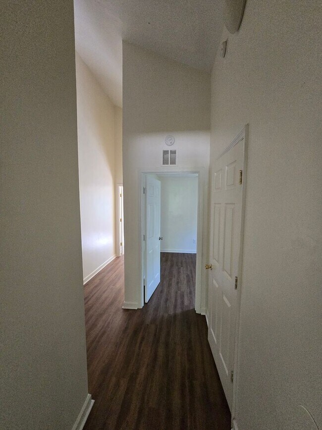 Building Photo - P735