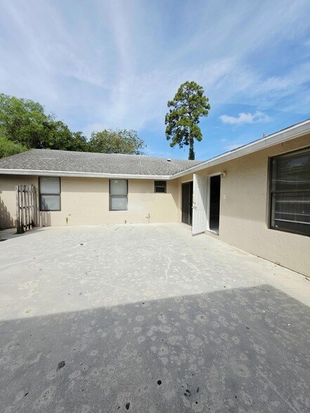 Building Photo - 1157 Hyacinth Pl