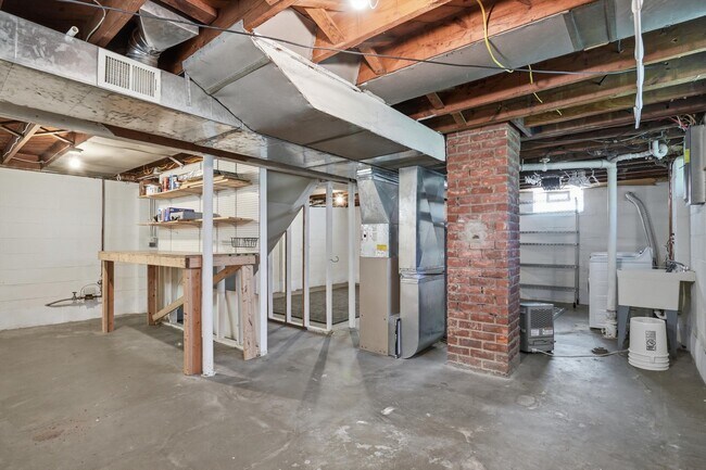Building Photo - 3432 Woodside St