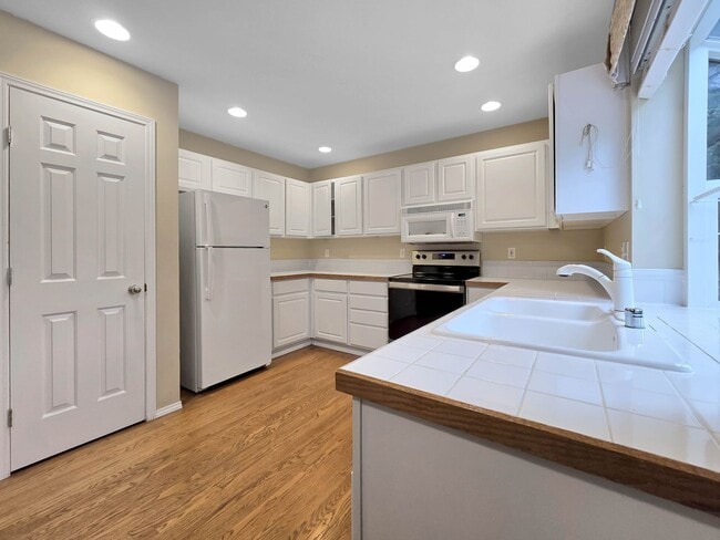 Building Photo - 2-Story modern home in Silver Firs. Large outdoor space!!!