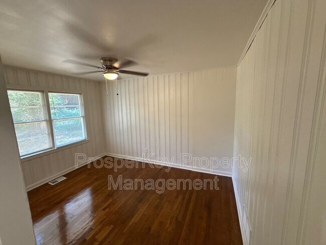 Building Photo - 340 Adelle St SE