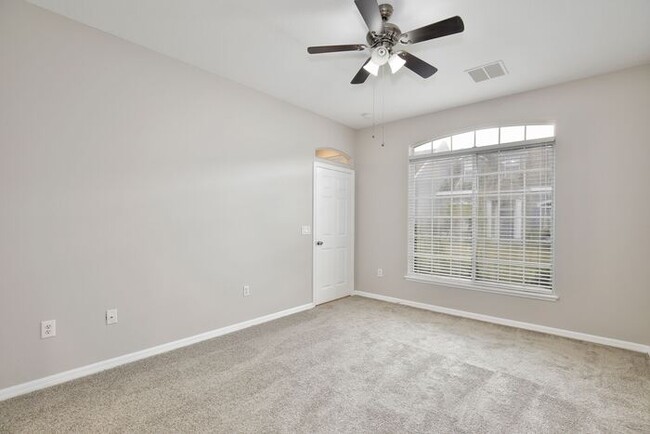 Building Photo - Charming 3/2.5 Spacious Townhome with a 2 ...