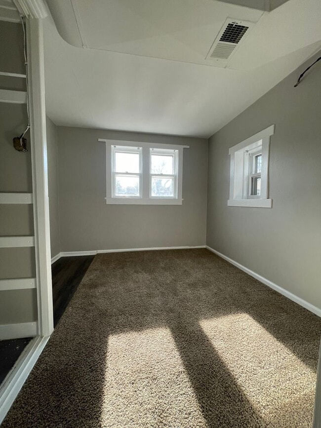 Building Photo - 2 bed, 1 bath home for rent in Waterloo