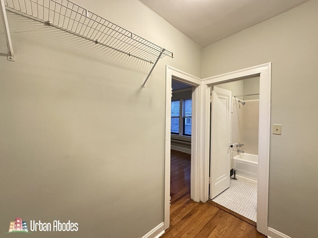 Building Photo - 4635 N Paulina St